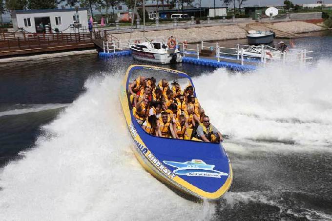 Jet boat thrills along Tianjin coast