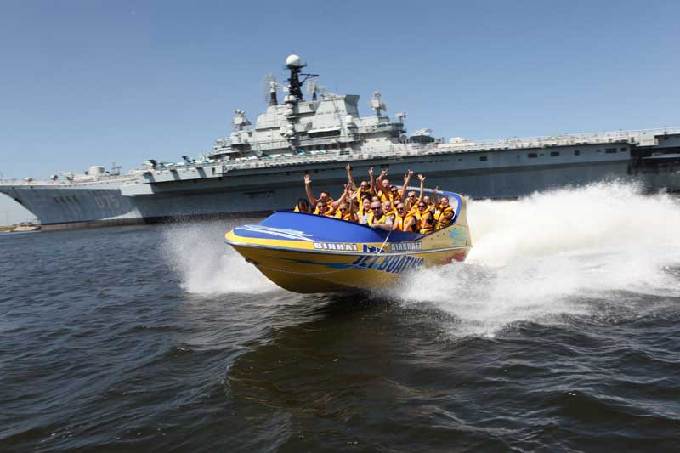 Jet boat thrills along Tianjin coast