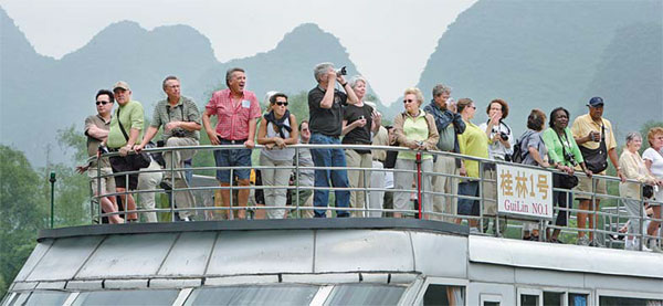 Lijiang River flows amid 'fairytale' landscape