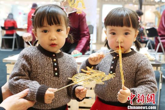 Folk art show delights residents in Nanjing