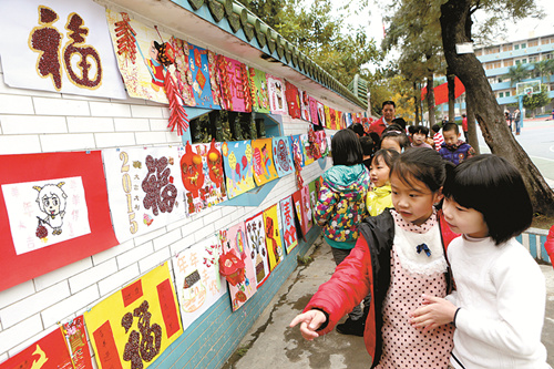 Yunfu No 1 Primary School students receive an education in traditional culture