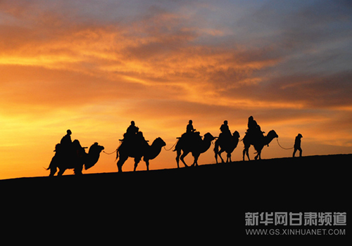 Tourists view stunning desert scenery in Dunhuang