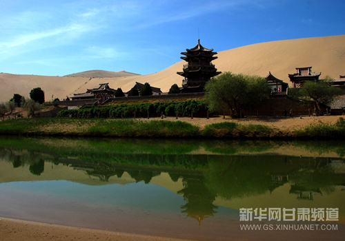 Tourists view stunning desert scenery in Dunhuang