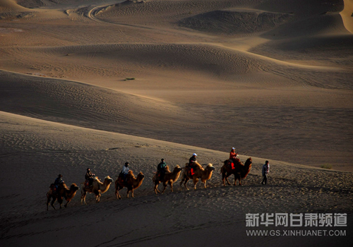 Tourists view stunning desert scenery in Dunhuang