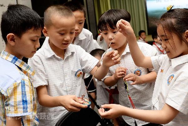 Xi'an students learn customs of Dragon Boat Festival