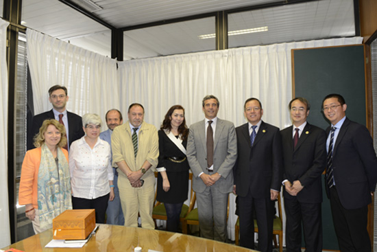 The visiting delegation members take a group photo with Riccardo Monti