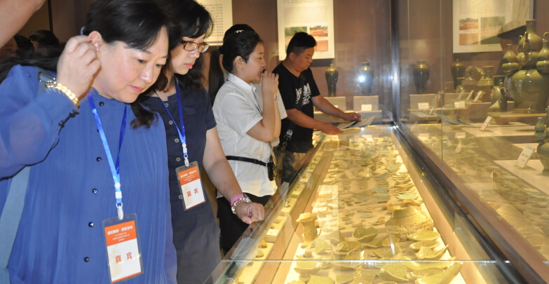 Visiters at Ruzhou's Ru Porcelain Museum - Ch