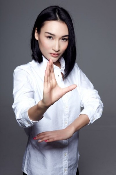 一个百变女子：美艳时尚重情义江佳桐