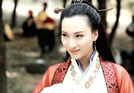 一个百变女子：美艳时尚重情义江佳桐