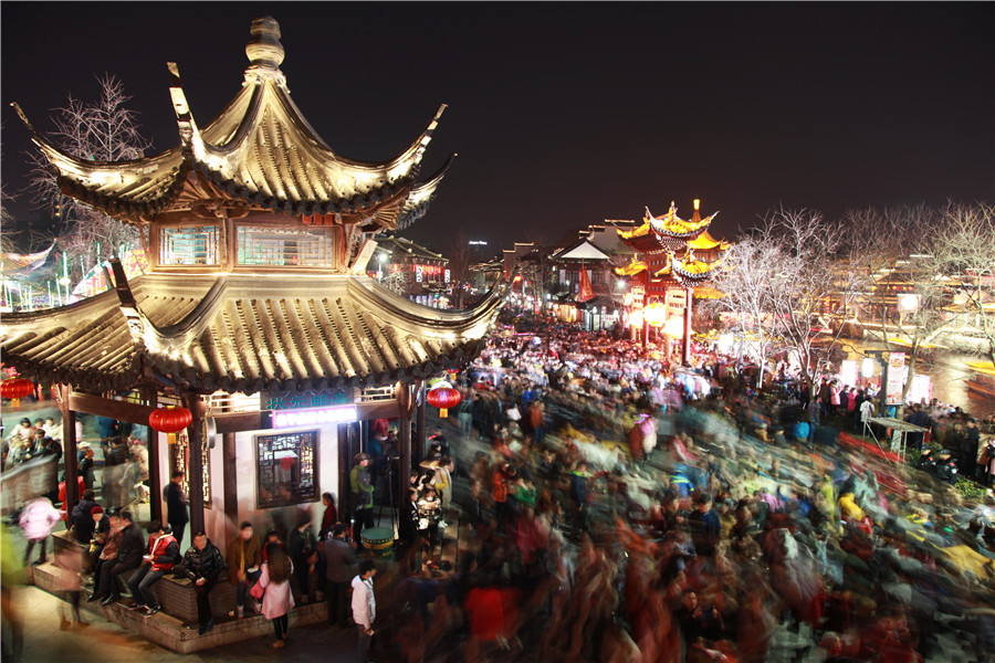 Residents flood to Confucius Temple for lantern feast