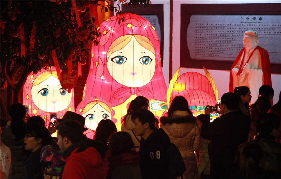 Residents flood to Confucius Temple for lantern feast