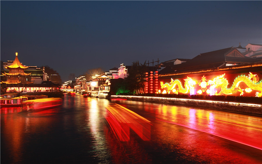 Residents flood to Confucius Temple for lantern feast