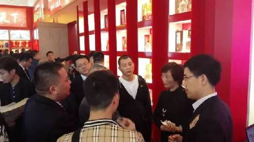 亳(bó)菊酒闪亮首发 古井展厅引爆春糖会