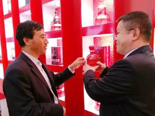 亳(bó)菊酒闪亮首发 古井展厅引爆春糖会