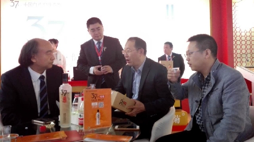 春糖酒会蓉城召开 古井贡酒37°C亳(bó)菊酒闪亮首发！