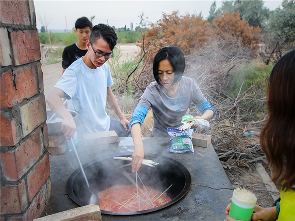 Student volunteers spend summer vacation curbing desertification
