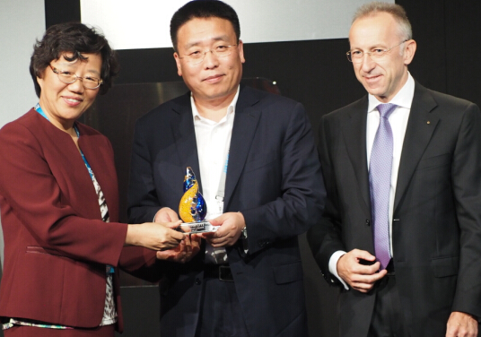 Yinchuan Vice-Mayor Guo Bochun (center) receives the TMF President's Award 2015
