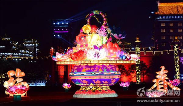 City wall lantern show welcomes the Year of the Rooster