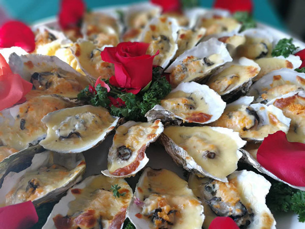 Qinzhou serves local gourmet food at oyster festival