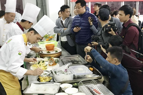Qinzhou serves local gourmet food at oyster festival