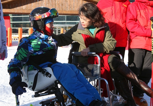 Zhang Haidi visits winter Paralympic athletes