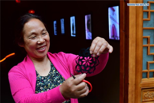 Pic story: inheritor of Shanzhou paper-cutting