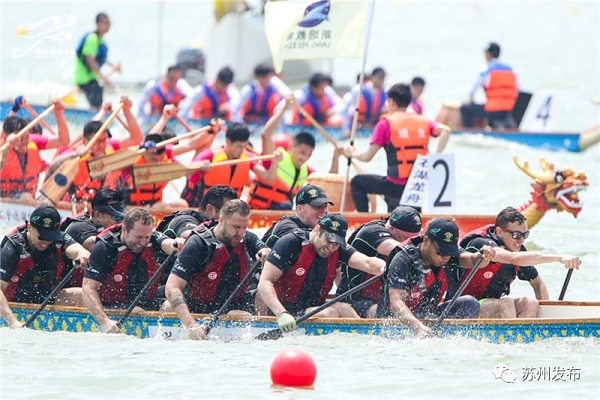 Annual dragon boat race held on Suzhou's Jinji Lake