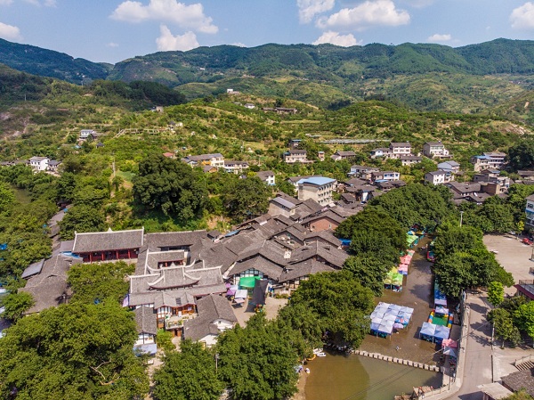 Pianyan ancient town integrates modern style and folk culture