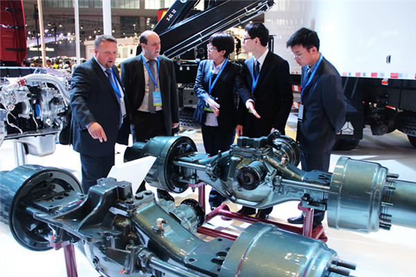 Axles attract visitors at an expo in Shandong