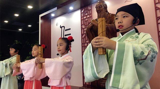 Children recite Chinese classics