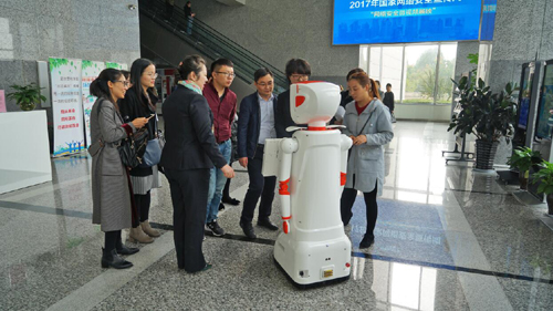 Administrative service robot debuts in Xi'an