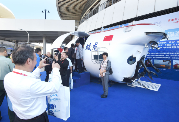 Visitors take photos with China's manned submersible Jiaolong