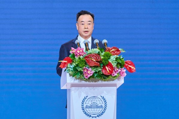 Chau Chak Wing delivers a speech