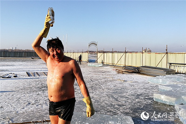 Swimmers brave winter ice in Harbin
