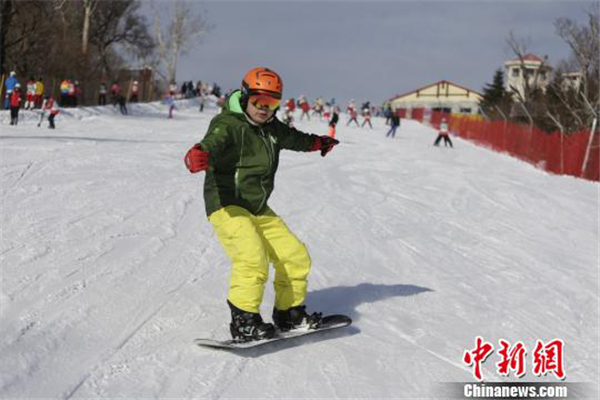 Yabuli ski resorts open to first batch of tourists