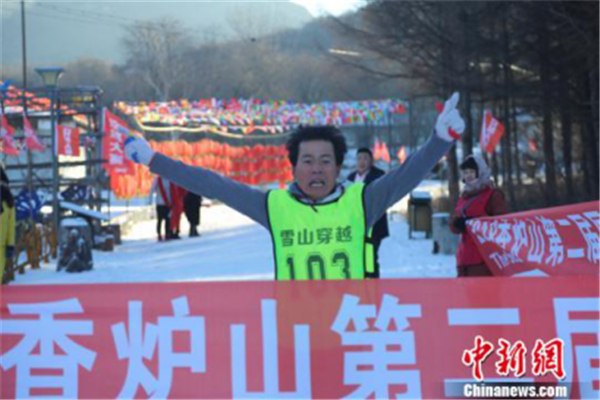 Hikers explore snowy Harbin mountain