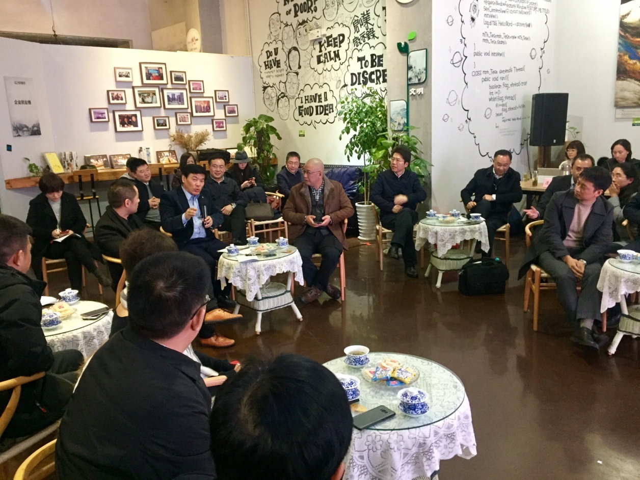 Chengdu mayor talks about environmental protection with citizens at teahouse