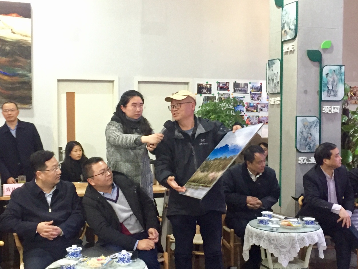Chengdu mayor talks about environmental protection with citizens at teahouse