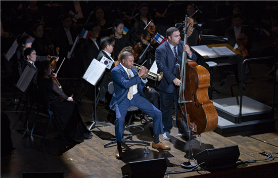 Marsalis (L) and bassist with Jazz at Lincoln Center Orchestra, Carlos Henriquez (R)