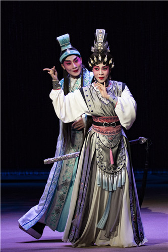 Director Fredric Mao Chun-fai addresses the audience during the curtain call