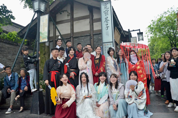 Hanfu lovers promote traditional Chinese culture in Chengdu