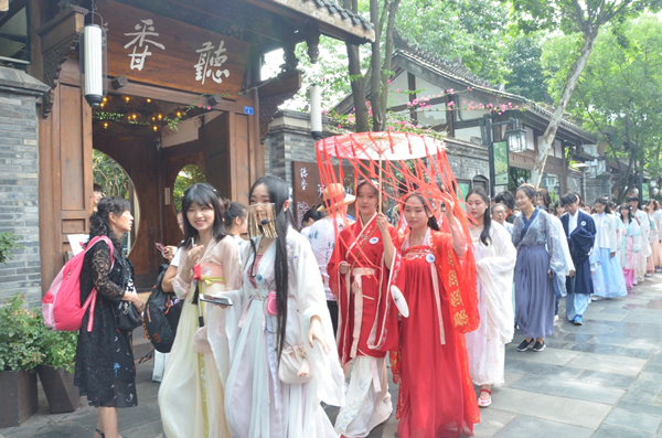 Hanfu Cultural Festival staged in Chengdu Kuanzhai Alley