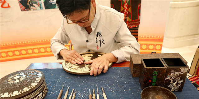 Carving master displays his skills