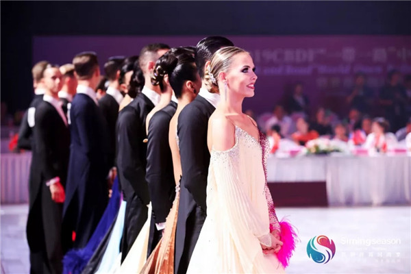 Intl ballroom dancing championship dazzles Xiamen residents