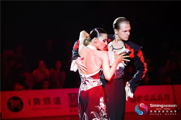 Intl ballroom dancing championship dazzles Xiamen residents
