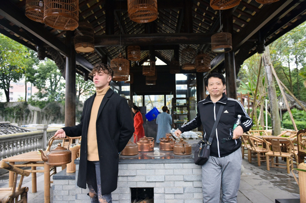 Overseas visitors praise unique charm of Chengdu