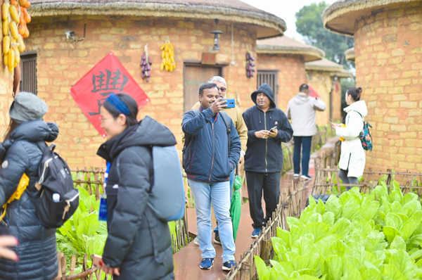 Overseas visitors praise unique charm of Chengdu