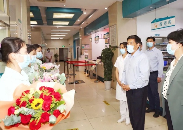 Chengdu mayor visits medics on International Nurses Day
