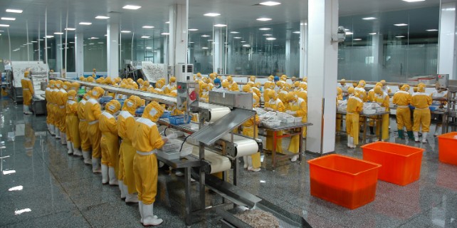 Employees at Quanlian Aquatic Products Collection (Guangdong)