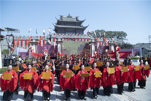 Natural wonder, ancient town draw tourists to Peng'an county